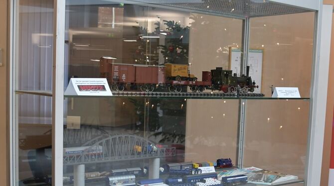 In einer Vitrine in der Kreissparkasse in Pfullingen sind derzeit Modellbahnen ausgestellt. FOTO: VEREIN In einer Vitrine in der Kreissparkasse in Pfullingen sind derzeit Modellbahnen ausgestellt. FOTO: VEREIN