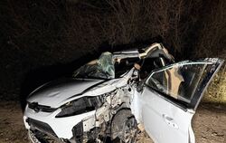 Die Feuerwehr befreite die Frau aus diesem Auto.