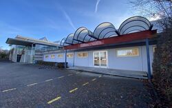 Die Tage der Jahnhalle 1 (rechts) sind gezählt. Deshalb will Mössingen hinter der Jahnhalle 2 (links) eine neue Jahnhalle 3 baue