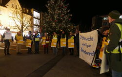 Bei der Mahnwache am Mittwoch auf dem Reutlinger Marktplatz wies das Bündnis für Menschenrechte auf die Bedeutung der weltweit g