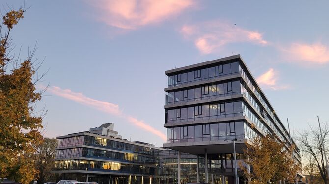 Landratsamt Tübingen Die Abendsonne färbt die Wolken über dem Tübinger Landratsamt in sanftes Rosa. Rosige Zeiten für den Kreishaushalt indes lassen