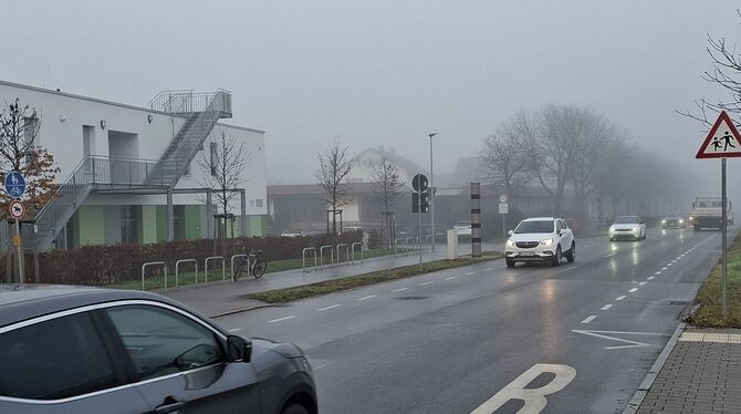 Ortsdurchfahrt Neuhausen Kinderhaus Erms Tempo 30 Blitzer Noch gilt nur auf einem 150 Meter langen Abschnitt der B 28 alt in Neuhausen Tempo 30, beim Kinderhaus Erms (links), gesichert d