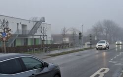 Noch gilt nur auf einem 150 Meter langen Abschnitt der B 28 alt in Neuhausen Tempo 30, beim Kinderhaus Erms (links), gesichert d