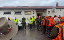 Vor dem Start gab es wichtige Informationen für die Teilnehmer der Drückjagd in St. Johann.  FOTO: PRIVAT