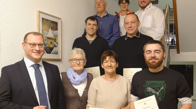 Einige der Geehrten mit Bürgermeister Mario Storz (links) und Sandra Eisele und Janis Tröster vom DRK. FOTO: WURSTER Einige der Geehrten mit Bürgermeister Mario Storz (links) und Sandra Eisele und Janis Tröster vom DRK. FOTO: WURSTER