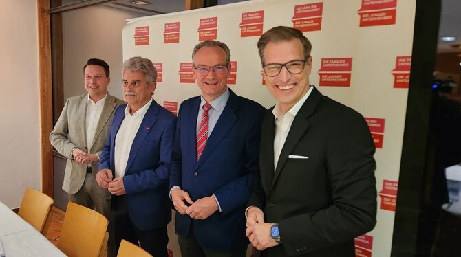 Staatsminister, Krichbaum, Reutlingen, Erbschaftssteuer Staatsminister Gunter Krichbaum (2. von rechts) bei den Jung- und Familienunternehmern auf der Achalm. Links Landtagsabgeordnete