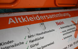 Die Aufschrift »Altkleidersammlung« ist auf einem Container für Altkleider und Stoffe angebracht. Immer mehr dieser Container ve