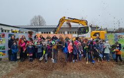 Beim Spatenstich durften alle Kinder der Sternbergschule mitmachen.