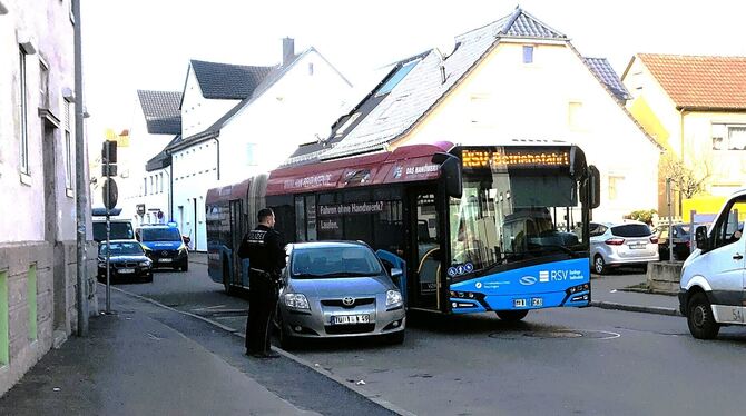 VU, Linienbus, Reutlingen, Albstraße Am Freitagmittag streifte dieser Linienbus einen geparkten Toyota in der Reutlinger Albstraße.