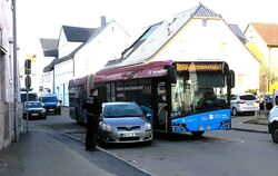 Am Freitagmittag streifte dieser Linienbus einen geparkten Toyota in der Reutlinger Albstraße.