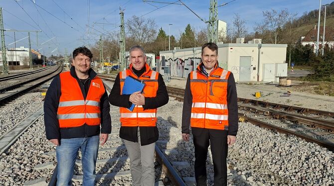 Bahnhof Metzingen Ausbau Topaloglu Fechter Bernecker Freuen sich über den planmäßigen Verlauf der Ausbauarbeiten im Bahnhof Metzingen: (von links) Muhammet Topaloglu von der Firma T