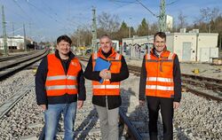 Freuen sich über den planmäßigen Verlauf der Ausbauarbeiten im Bahnhof Metzingen: (von links) Muhammet Topaloglu von der Firma T