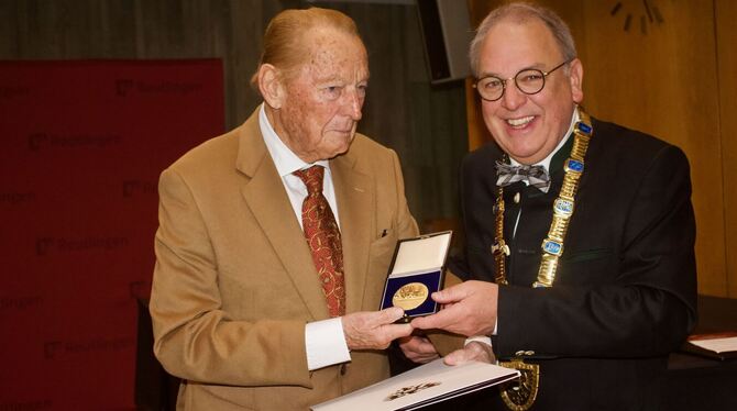Festakt Oberbürgermeister Thomas Keck überreicht Albrecht Wandel die Bürgermedaille in Gold.