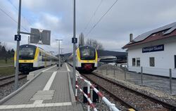 Das ist neu: Am Bahnsteig von Dettingen-Gsaidt begegnen sich zur Probe zwei Triebwagen der Ermstalbahn. Einer fährt nach Tübinge