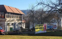 Hinter dem bestehenden Feuerwehrhaus (links) soll ein Anbau in Holzständerbauweise entstehen. Anschließend werden die Freifläche