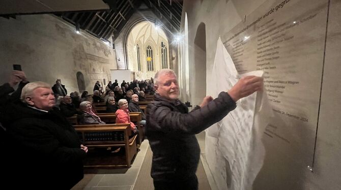 Bronnweiler Marienkirche Uli Römer hat die Stiftertafel in der Bronnweiler Marienkirche enthüllt.
