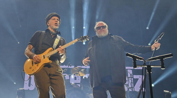 böhse onkelz matthias röhr kevin russell schleyerhalle stuttgart Matthias Röhr und Kevin Russell beim Auftritt mit den Böhsen Onkelz in der Schleyerhalle.