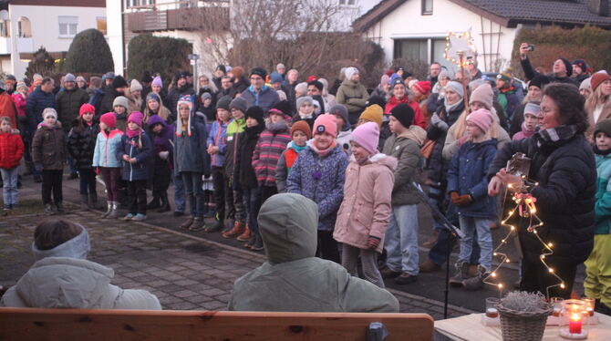 Adventsweg Talheim An der ersten Station des Talheimer Adventswegs spielten am Sonntag die »Gitarrenkinder« des CVJM.