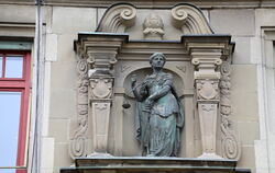 Prangt  an der Fassade des Amtsgerichts Reutlingen: Justitia.