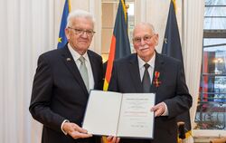 Ministerpräsident Kretschmann (links) und Gotthilf Hiller bei der Überreichung des Ordens im Neuen Schloss in Stuttgart  FOTO: S