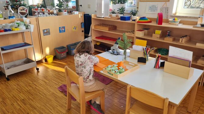 Klare Strukturen: In den offenen Regalen liegen Aufgaben, unter denen die Kinder frei wählen dürfen.