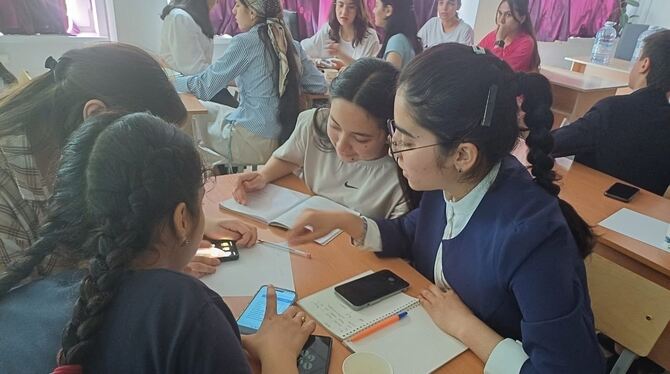 Schülerinnen im Deutschunterricht an der Schule Nr. 89 in Duschanbe.