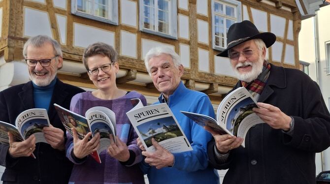 Arbeitskreis Stadtgeschichte Spuren Renz Lotterer Arnold Kaut Klosterhof Stellen das aktuelle Spuren-Heft vor: (von links) Rudolf Renz, Regine Lotterer, Albrecht Arnold und Dr. Helmut Kaut vom Arbeitsk