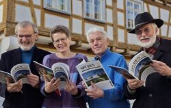 Stellen das aktuelle Spuren-Heft vor: (von links) Rudolf Renz, Regine Lotterer, Albrecht Arnold und Dr. Helmut Kaut vom Arbeitsk
