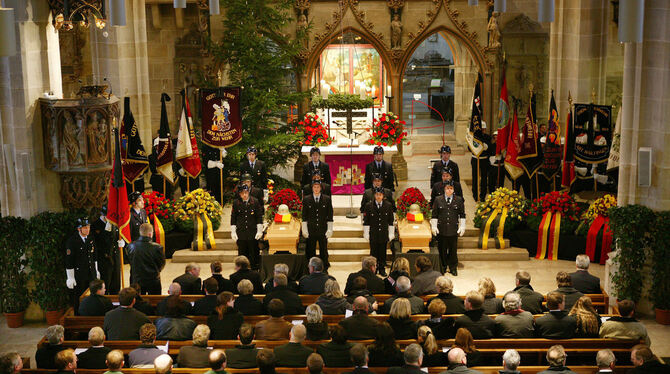Mehr als 2.000 Menschen verfolgten die Trauerfeier in der Stiftskirche, auch im Freien hörten Menschen über Lautsprecher zu. Mehr als 2.000 Menschen verfolgten die Trauerfeier in der Stiftskirche, auch im Freien hörten Menschen über Lautsprecher zu.