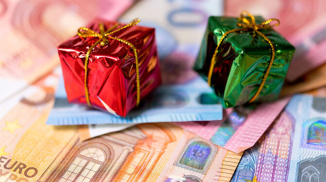 tmn0390, Beruf, Ratgeber, Geld, Weihnachten, Weihnachtsgeld Die Besorgung von Weihnachtsgeschenken kann ganz schön ins Geld gehen - besonders bei den gestiegenen Preisen.