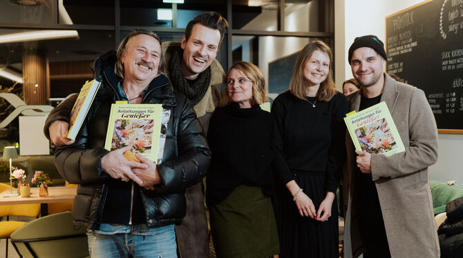 Bei der Vorstellung des Buchs im Tübinger K'ffeehaus mit Dieter Thomas Kuhn (links), Sam Budja, Alexandra Pieper, Nadine Wilmann