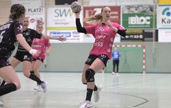 Metzingens WM-Teilnehmerin Charlotte Cholevova (mit Ball) trägt sich im Test gegen die französischen »Piraths« sieben Mal in die