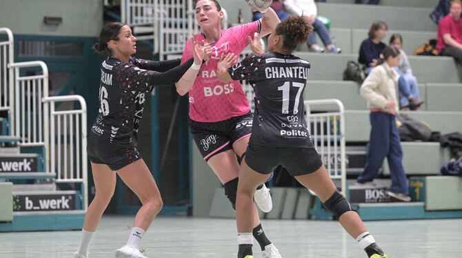 Handball / DHB / HBF / Frauen / Alsco Handball Bundesliga Frauen Die Tore der wurfgewaltigen Rückraumspielerin Gabriela Bitolo (Mitte) braucht die TuS Metzingen im Spiel gegen Oldenburg, um wi