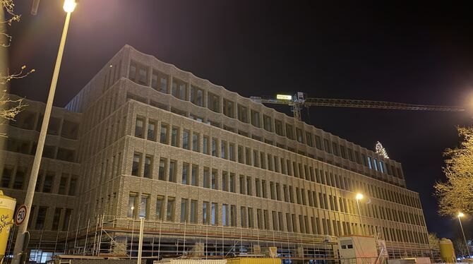 Wenn auf der Baustelle des neuen Landratsamtes nachts noch einzelne Lampen brennen, gibt es dafür gute Gründe.