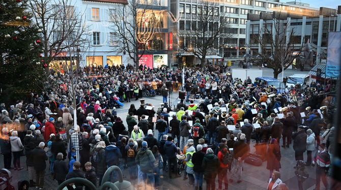 Weihnachtsliederblasen Marktplatz Reutlingen Mehrere hundert Zuhörer und knapp 200 Musiker aus dem ganzen Evangelischen Kirchenbezirk Reutlingen beim Weihnachtsliederblasen