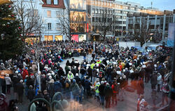 Mehrere hundert Zuhörer und knapp 200 Musiker aus dem ganzen Evangelischen Kirchenbezirk Reutlingen beim Weihnachtsliederblasen