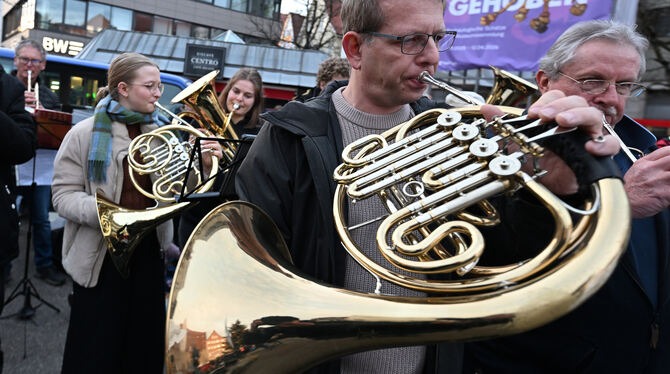 Weihnachtsliederblasen Reutlingen Advent Posaunenchöre Hohes wie auch tiefes Blech zahlreich vertreten auf dem Marktplatz.