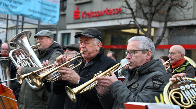 Weihnachtsliederblasen Reutlingen Advent Marktplatz Musiker aus knapp 20 Posaunenchören waren in diesem Jahr involviert.