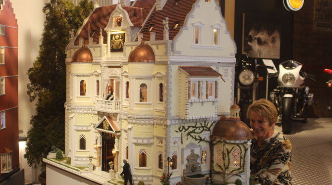 Besucherin Renate Hoh fühlte sich durch dieses Puppenschloss in die eigene Kindheit zurückversetzt.