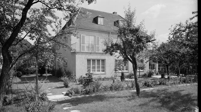Dieses Wohnhaus aus mit viel Gartengrün drumrum wurde Anfang/Mitte der 1930er-Jahre abgelichtet: Wer kennt die Adresse der Immob