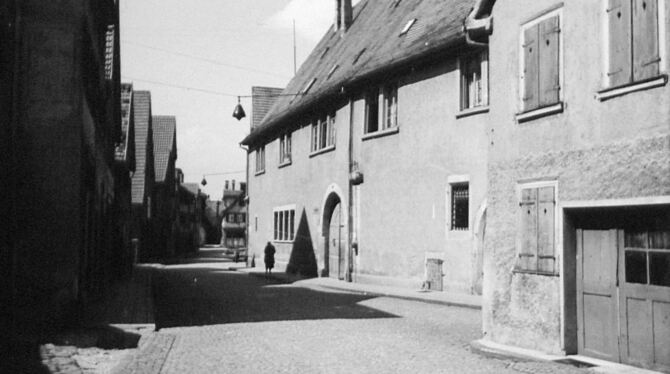 Etwa 1940 –  Straßenansicht mit Kellerportal: Welche Straße ist dem Fotografen hier vor die Linse gekommen?