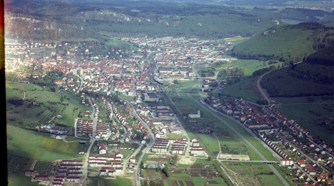 Um 1965 –  Stadtansicht: Welche Kommune  ist auf diesem Luftbild zu sehen?