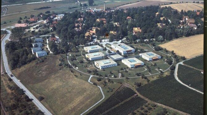 Diese Luftaufnahme datiert aus den 1970er-Jahren. Wer kann Hinweise zu den Flachdach-Immobilien geben?