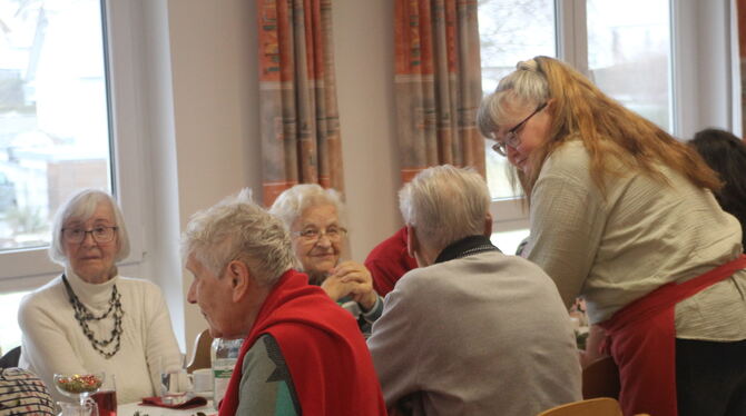 Beim Weihnachtsessen in der DRK-Rettungswache Belsen am Mittwoch kamen viele miteinander ins Gespräch.
