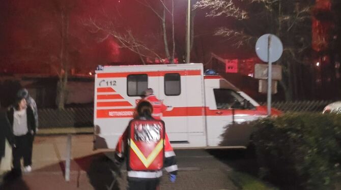 Ein Krankentransportwagen der Malteser bei einem Einsatz in der Silvesternacht 2023.
