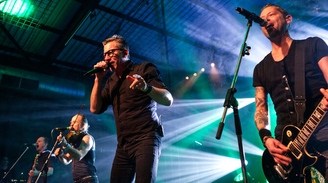 Stehen seit 35 Jahren auf der Bühne: Die Erlanger Musiker von Fiddler's Green.