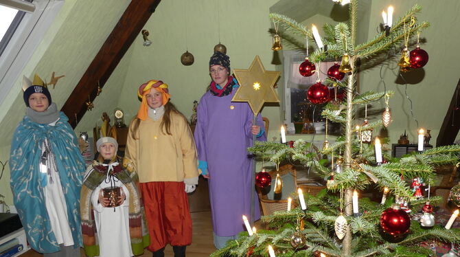 Die Sternsinger werden oft in die Wohnzimmer gebeten, um am Christbaum zu singen – wie hier in einem Haus im Metzinger Wohngebie
