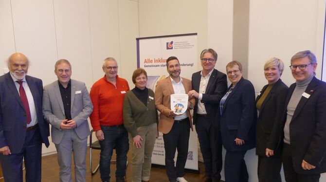 Sozialminister Manne Lucha (Vierter von rechts) übergibt die Plakette an Bürgermeister Patrick Docimo. Mit im Bild sind Gemeinde