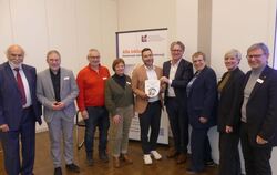 Sozialminister Manne Lucha (Vierter von rechts) übergibt die Plakette an Bürgermeister Patrick Docimo. Mit im Bild sind Gemeinde