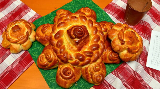 Reutlinger Mutscheltag, Mutschel, Gebäck, Würfelspiel Das Objekt der Begierde: Die Würfelspiele am Mutscheltag drehen sich in alter Tradition um dieses Hefeteiggebäck - die Mutschel.